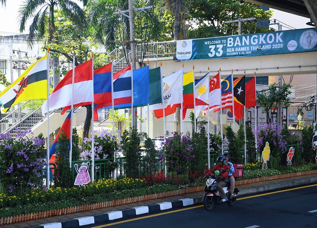 Cận cảnh xe dò bom mìn xuất hiện tại SVĐ Rajamangala trước giờ lễ khai mạc SEA Games 33- Ảnh 1. Cận cảnh xe dò bom mìn xuất hiện tại SVĐ Rajamangala trước giờ lễ khai mạc SEA Games 33- Ảnh 1.