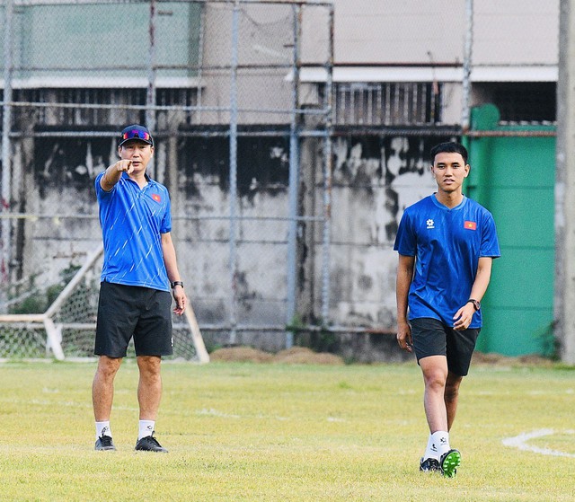 HLV Kim Sang-sik đeo kính râm cực ngầu, chiếm trọn spotlight ở buổi tập của U22 Việt Nam trước trận "đại chiến" với U22 Malaysia- Ảnh 9. HLV Kim Sang-sik đeo kính râm cực ngầu, chiếm trọn spotlight ở buổi tập của U22 Việt Nam trước trận "đại chiến" với U22 Malaysia- Ảnh 9.