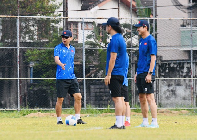 HLV Kim Sang-sik đeo kính râm cực ngầu, chiếm trọn spotlight ở buổi tập của U22 Việt Nam trước trận "đại chiến" với U22 Malaysia- Ảnh 10. HLV Kim Sang-sik đeo kính râm cực ngầu, chiếm trọn spotlight ở buổi tập của U22 Việt Nam trước trận "đại chiến" với U22 Malaysia- Ảnh 10.