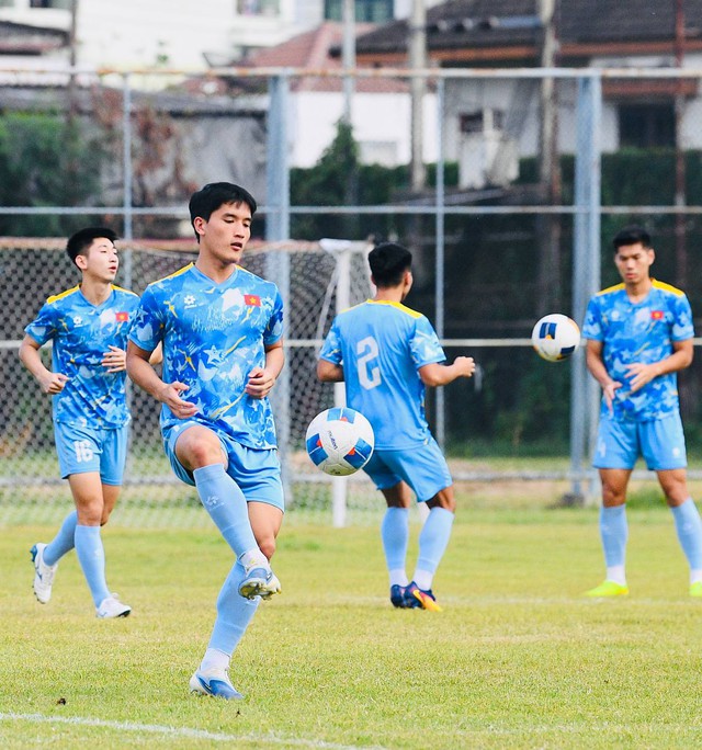 Dàn trai đẹp U22 Việt Nam tươi rói trên sân tập, thu hút gái xinh Thái Lan chăm chú theo dõi- Ảnh 19. Dàn trai đẹp U22 Việt Nam tươi rói trên sân tập, thu hút gái xinh Thái Lan chăm chú theo dõi- Ảnh 19.