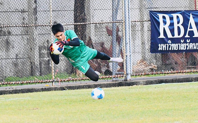 Dàn trai đẹp U22 Việt Nam tươi rói trên sân tập, thu hút gái xinh Thái Lan chăm chú theo dõi- Ảnh 8. Dàn trai đẹp U22 Việt Nam tươi rói trên sân tập, thu hút gái xinh Thái Lan chăm chú theo dõi- Ảnh 8.