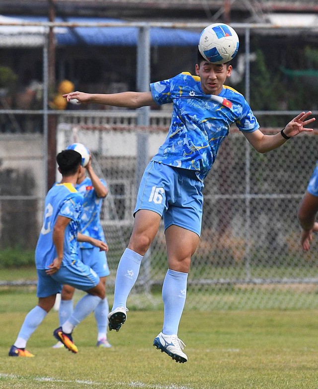 Dàn trai đẹp U22 Việt Nam tươi rói trên sân tập, thu hút gái xinh Thái Lan chăm chú theo dõi- Ảnh 18. Dàn trai đẹp U22 Việt Nam tươi rói trên sân tập, thu hút gái xinh Thái Lan chăm chú theo dõi- Ảnh 18.
