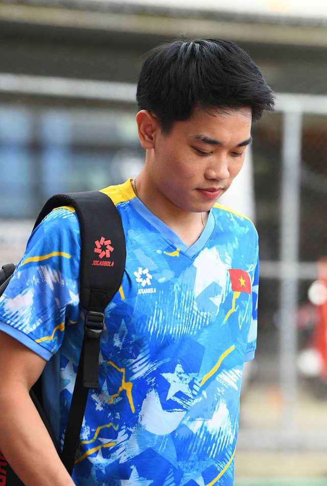 Dàn trai đẹp U22 Việt Nam tươi rói trên sân tập, thu hút gái xinh Thái Lan chăm chú theo dõi- Ảnh 1. Dàn trai đẹp U22 Việt Nam tươi rói trên sân tập, thu hút gái xinh Thái Lan chăm chú theo dõi- Ảnh 1.