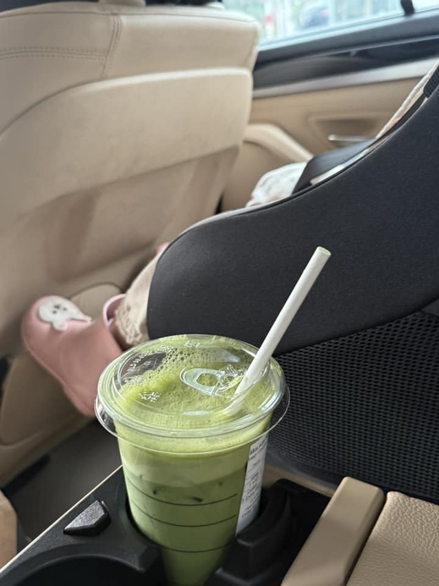 Khi "content tự ập đến" với mẹ bé Pam: Nghe con gái yêu miêu tả cốc matcha yêu thích mà muốn "sống chậm hẳn"- Ảnh 1.