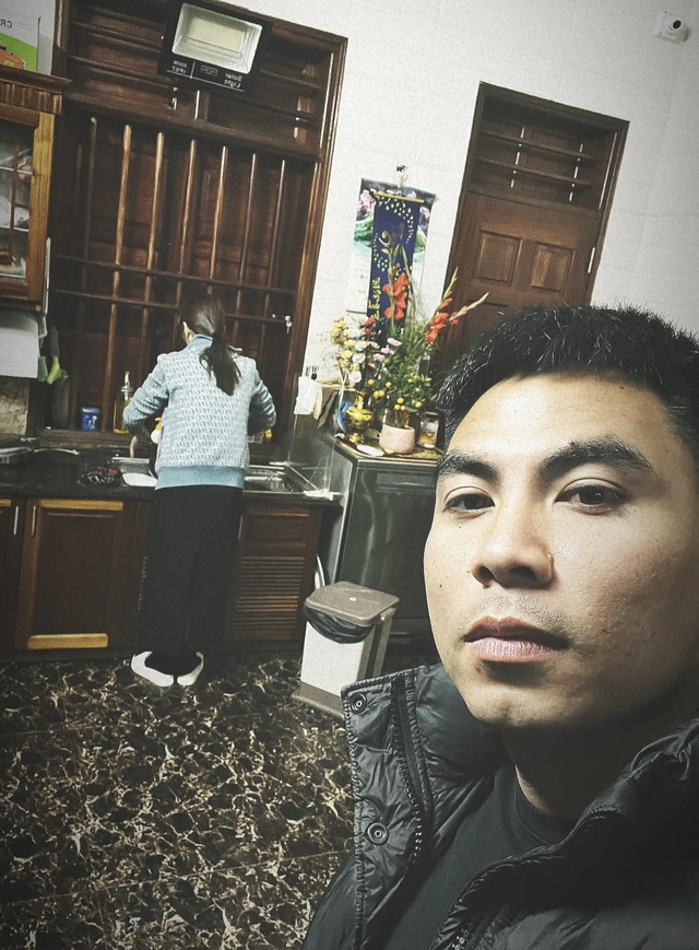 Lộ cảnh MC Huyền Trang Mù Tạt vào vai "vợ đảm" của tiền vệ Đức Huy, hội cầu thủ liền vào "bóc trần" một chuyện- Ảnh 1.