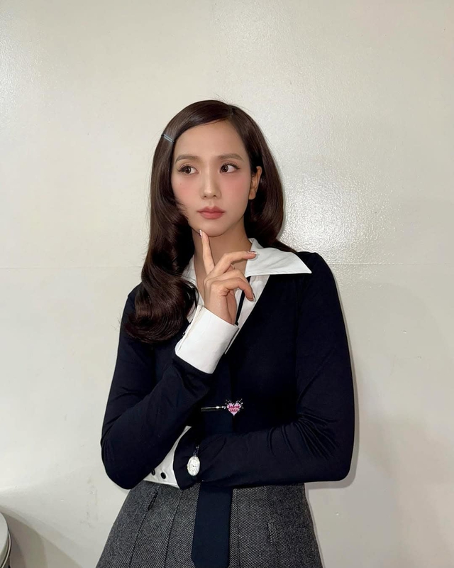 Dựa hơi Jisoo (BLACKPINK) "đu trend", nữ ca sĩ Vbiz bị dân mạng chê toàn tập- Ảnh 5. Dựa hơi Jisoo (BLACKPINK) "đu trend", nữ ca sĩ Vbiz bị dân mạng chê toàn tập- Ảnh 5.