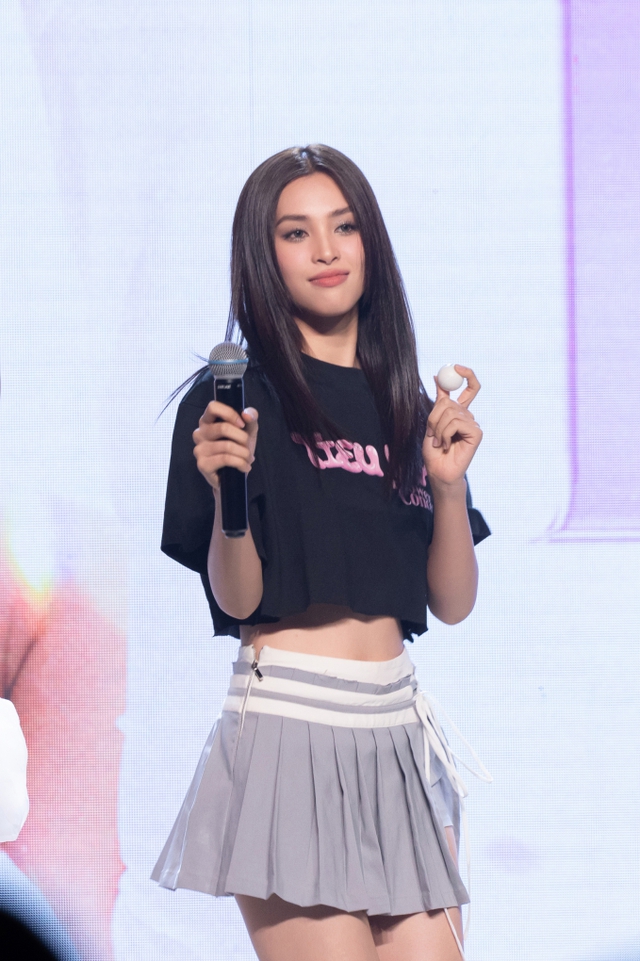 Dựa hơi Jisoo (BLACKPINK) "đu trend", nữ ca sĩ Vbiz bị dân mạng chê toàn tập- Ảnh 4. Dựa hơi Jisoo (BLACKPINK) "đu trend", nữ ca sĩ Vbiz bị dân mạng chê toàn tập- Ảnh 4.