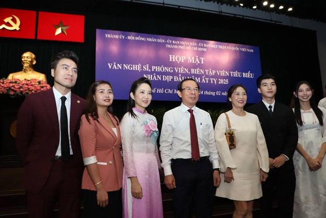 HIEUTHUHAI và Thùy Tiên xuất hiện ở buổi họp mặt văn nghệ sĩ, khoảnh khắc gấp đôi visual là đây!- Ảnh 5.