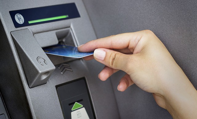 Máy ATM "nuốt tiền" không nhả, đừng hoảng hốt mà hãy làm theo cách này!- Ảnh 2.