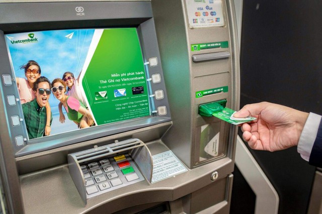 Máy ATM "nuốt tiền" không nhả, đừng hoảng hốt mà hãy làm theo cách này!- Ảnh 1.