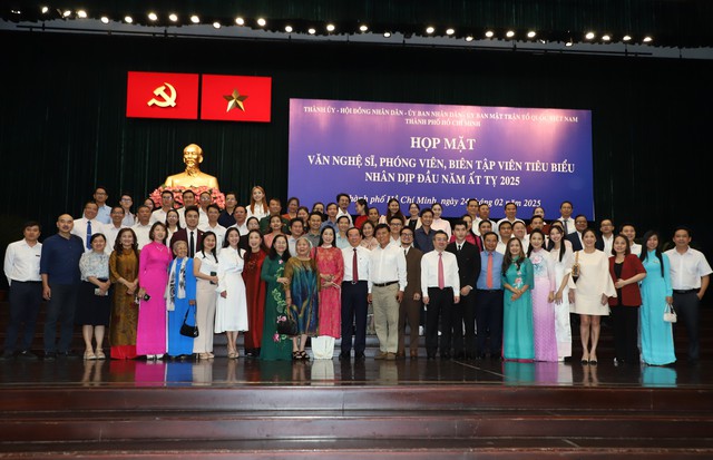 HIEUTHUHAI và Thùy Tiên xuất hiện ở buổi họp mặt văn nghệ sĩ, khoảnh khắc gấp đôi visual là đây!- Ảnh 1.