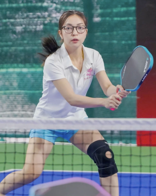 Nhật Lê "trắng phát sáng" trên sân pickleball, sau 7 năm vẫn mang vibe "mối tình năm 17 tuổi" nổi nhất làng bóng đá- Ảnh 1.