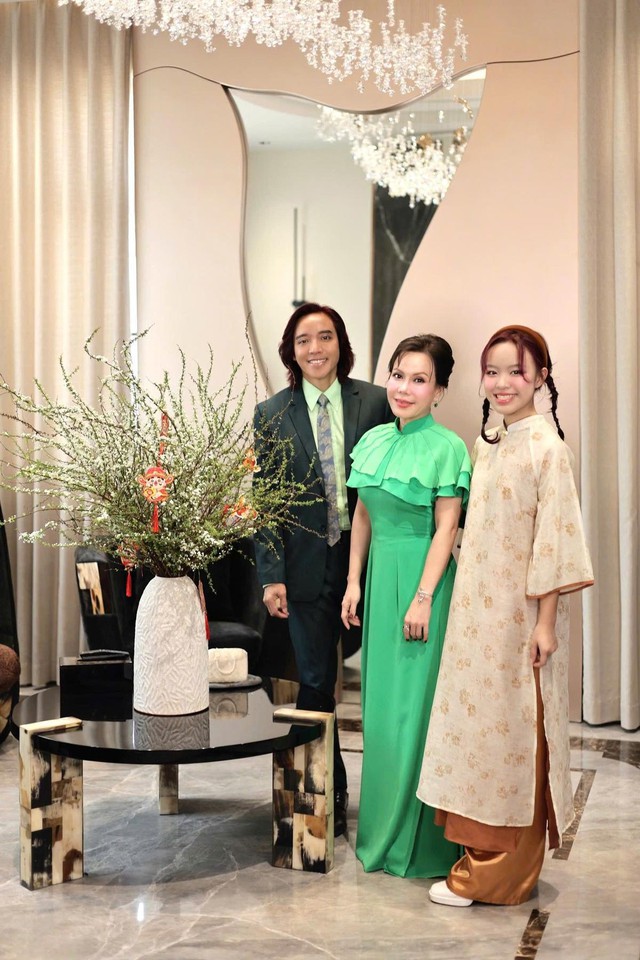 Bố mẹ ly hôn, từng phải làm đủ nghề kiếm sống, sao Việt này giờ ở nhà 300 tỷ, nuôi dạy con gái Bố mẹ ly hôn, từng phải làm đủ nghề kiếm sống, sao Việt này giờ ở nhà 300 tỷ, nuôi dạy con gái