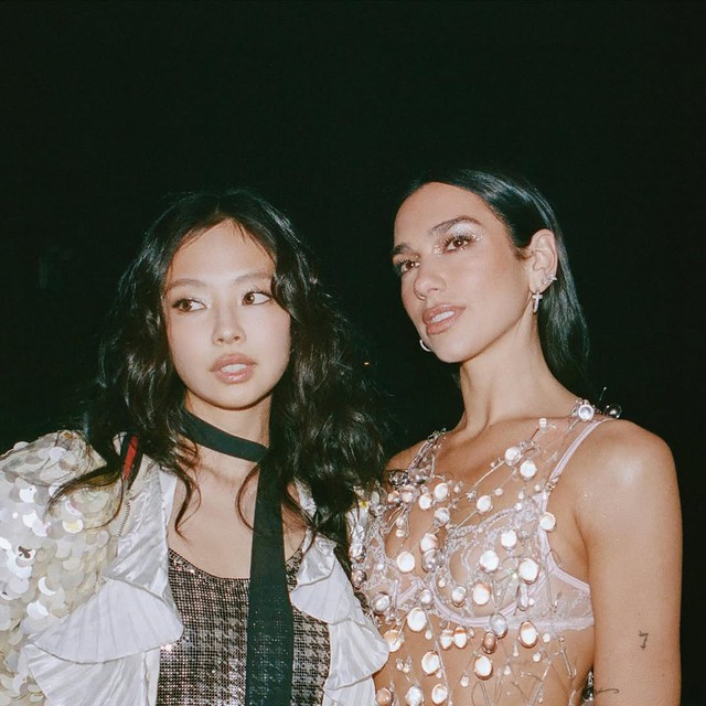 Jennie tốn tiền tỷ đọ dáng cùng siêu sao người Anh: Nhạc hay, visual "tràn màn hình" nhưng fan vẫn tiếc nuối 1 đều- Ảnh 1.