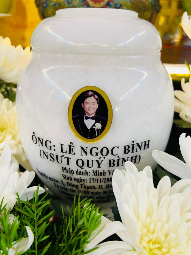 Lâm Khánh Chi bật khóc, dàn nghệ sĩ Việt và khán giả ngậm ngùi tiễn đưa Quý Bình về nơi an nghỉ cuối cùng- Ảnh 2. Lâm Khánh Chi bật khóc, dàn nghệ sĩ Việt và khán giả ngậm ngùi tiễn đưa Quý Bình về nơi an nghỉ cuối cùng- Ảnh 2.