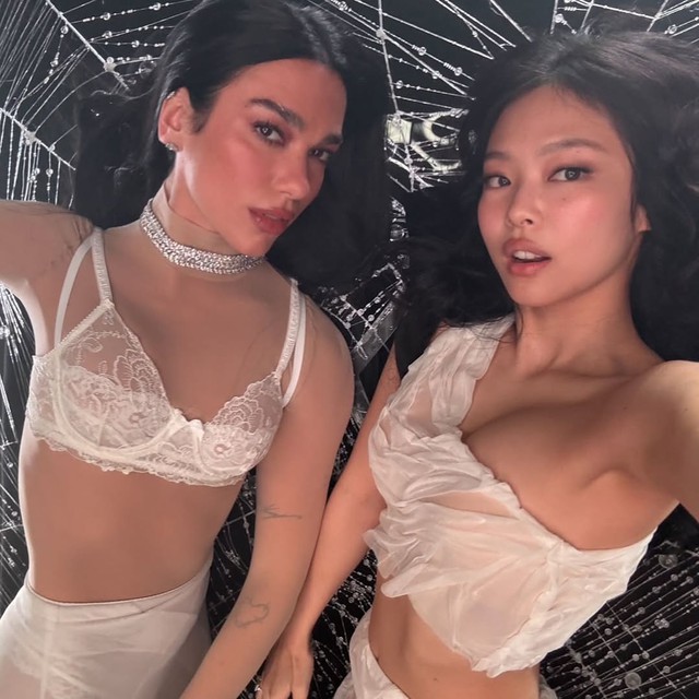 Jennie tốn tiền tỷ đọ dáng cùng siêu sao người Anh: Nhạc hay, visual "tràn màn hình" nhưng fan vẫn tiếc nuối 1 đều- Ảnh 9.