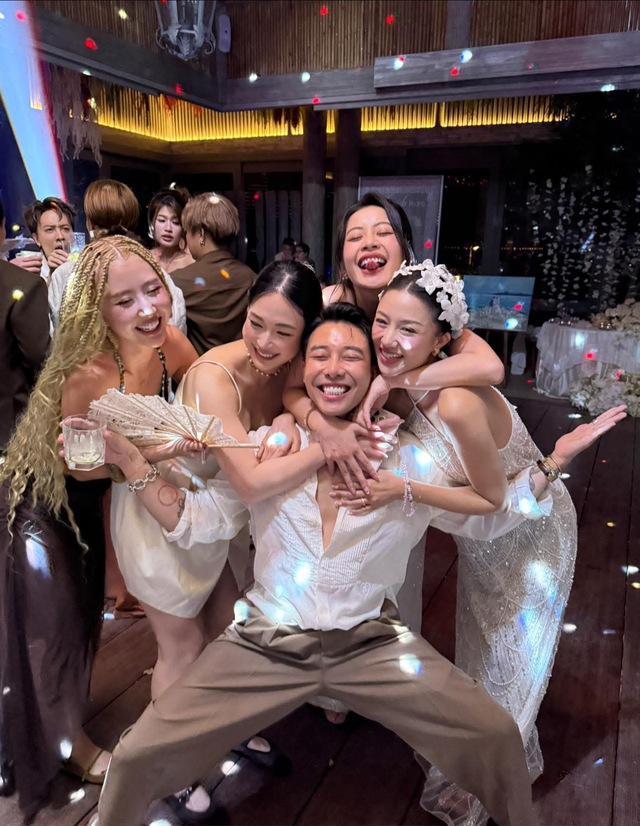 Khung ảnh cực hot: Hội bạn F4 Hà thành của Chi Pu - Quỳnh Anh Shyn "kề vai áp má" sau 5 năm chia phe!- Ảnh 1.