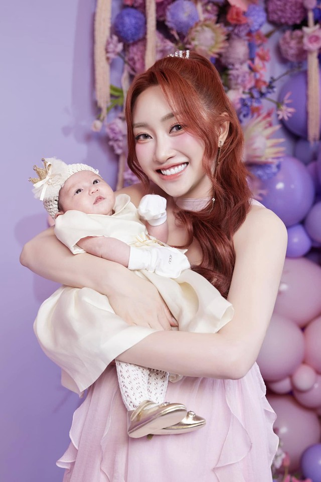 Clip đậm mùi tiền của vợ sao nam Vbiz : Lóa mắt vì toàn xe sang, vóc dáng giảm 15kg sau sinh mới đáng bàn- Ảnh 5. Clip đậm mùi tiền của vợ sao nam Vbiz : Lóa mắt vì toàn xe sang, vóc dáng giảm 15kg sau sinh mới đáng bàn- Ảnh 5.