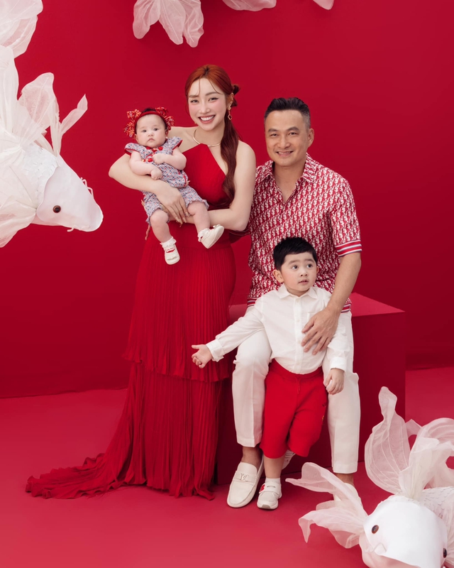 Clip đậm mùi tiền của vợ sao nam Vbiz : Lóa mắt vì toàn xe sang, vóc dáng giảm 15kg sau sinh mới đáng bàn- Ảnh 7. Clip đậm mùi tiền của vợ sao nam Vbiz : Lóa mắt vì toàn xe sang, vóc dáng giảm 15kg sau sinh mới đáng bàn- Ảnh 7.