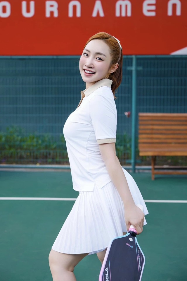 Clip đậm mùi tiền của vợ sao nam Vbiz : Lóa mắt vì toàn xe sang, vóc dáng giảm 15kg sau sinh mới đáng bàn- Ảnh 6. Clip đậm mùi tiền của vợ sao nam Vbiz : Lóa mắt vì toàn xe sang, vóc dáng giảm 15kg sau sinh mới đáng bàn- Ảnh 6.