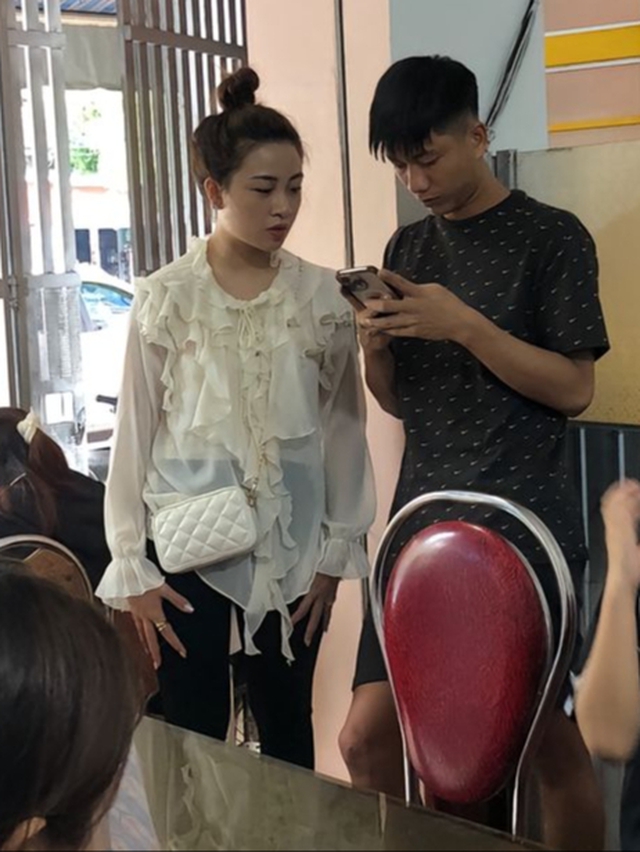 "Team qua đường" gặp Văn Đức đưa vợ đi tậu bất động sản, "cam thường" check nhan sắc thật nàng WAG xinh nhất Nghệ An?- Ảnh 2. "Team qua đường" gặp Văn Đức đưa vợ đi tậu bất động sản, "cam thường" check nhan sắc thật nàng WAG xinh nhất Nghệ An?- Ảnh 2.