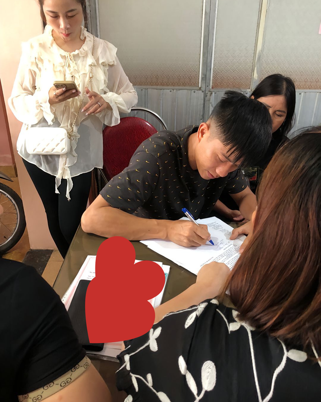 "Team qua đường" gặp Văn Đức đưa vợ đi tậu bất động sản, "cam thường" check nhan sắc thật nàng WAG xinh nhất Nghệ An?- Ảnh 1. "Team qua đường" gặp Văn Đức đưa vợ đi tậu bất động sản, "cam thường" check nhan sắc thật nàng WAG xinh nhất Nghệ An?- Ảnh 1.
