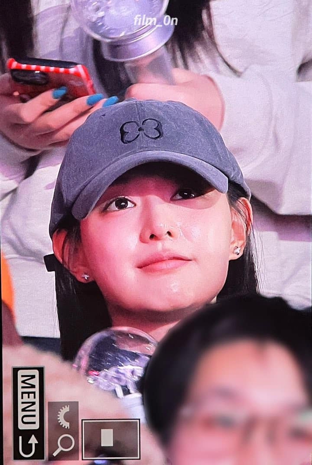 Đại hội Kbiz ở concert nhóm đại mỹ nhân: G-Dragon bị "dí" làm 1 điều, Jung Kook - Kim Ji Won gây chú ý- Ảnh 6.