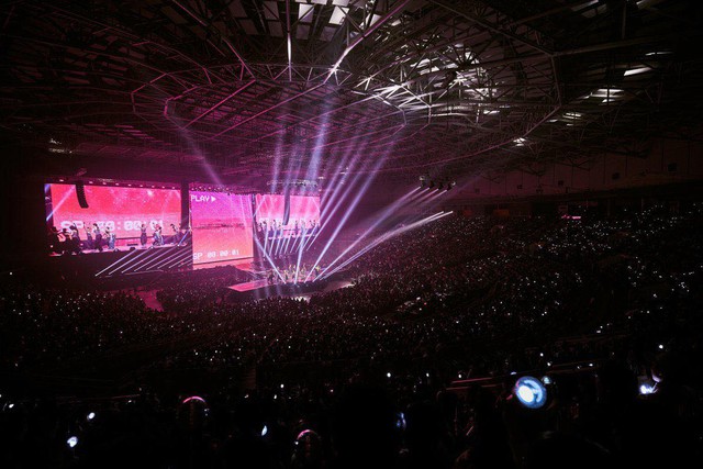 Đại hội Kbiz ở concert nhóm đại mỹ nhân: G-Dragon bị "dí" làm 1 điều, Jung Kook - Kim Ji Won gây chú ý- Ảnh 11.