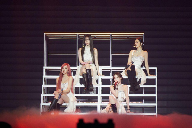 Đại hội Kbiz ở concert nhóm đại mỹ nhân: G-Dragon bị "dí" làm 1 điều, Jung Kook - Kim Ji Won gây chú ý- Ảnh 10.