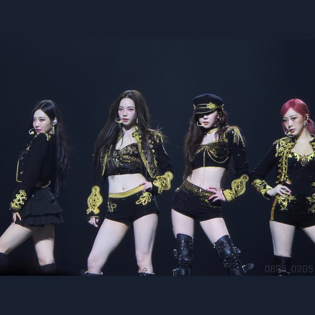Đại hội Kbiz ở concert nhóm đại mỹ nhân: G-Dragon bị "dí" làm 1 điều, Jung Kook - Kim Ji Won gây chú ý- Ảnh 1.