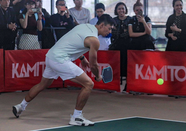 Visual "đỉnh nóc kịch trần" của Lý Hoàng Nam trong ngày đối đầu với tay vợt pickleball top 1 U17 thế giới- Ảnh 8.
