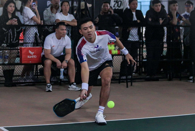 Visual "đỉnh nóc kịch trần" của Lý Hoàng Nam trong ngày đối đầu với tay vợt pickleball top 1 U17 thế giới- Ảnh 5.