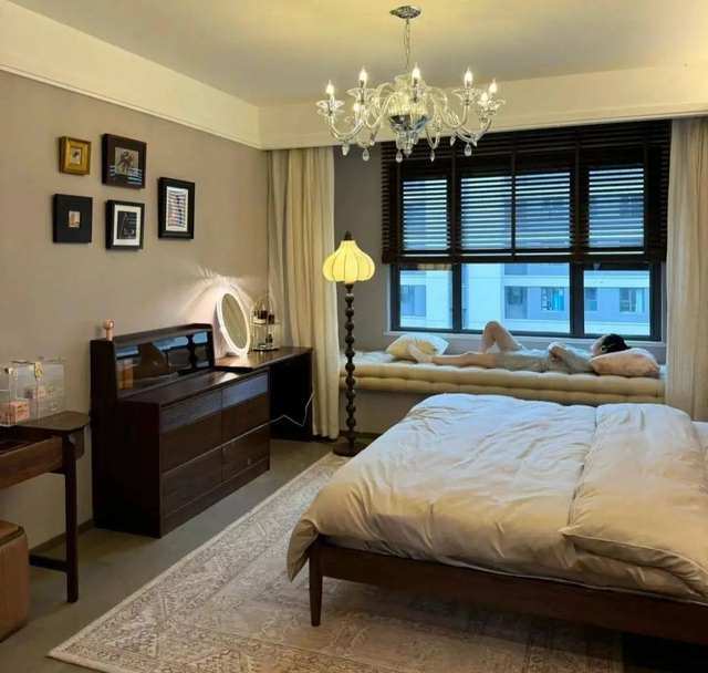 Bức ảnh cô gái nằm bên cửa sổ nhận được lượt tương tác "khủng", thu hút ngay từ cái nhìn đầu tiên- Ảnh 1.