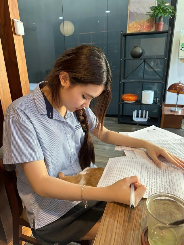 Ái nữ kín tiếng nhà MC Quyền Linh: Visual tuổi 17 không kém cạnh Lọ Lem, thành tích học tập thế nào?- Ảnh 10. Ái nữ kín tiếng nhà MC Quyền Linh: Visual tuổi 17 không kém cạnh Lọ Lem, thành tích học tập thế nào?- Ảnh 10.