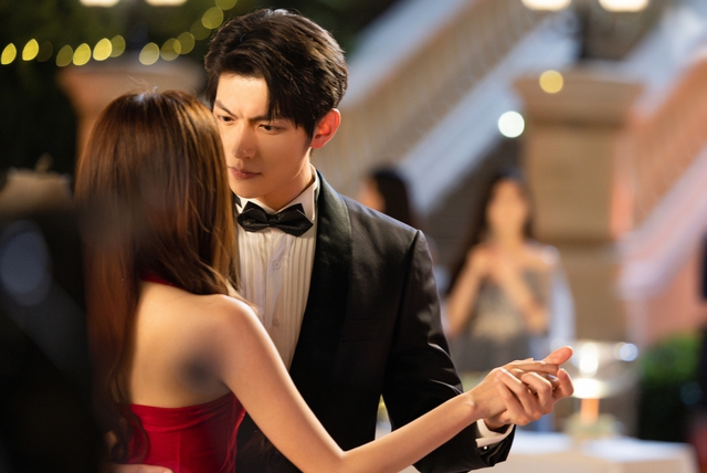 Phim ngôn tình ngược tâm gây sốt MXH: Nam chính là tổng tài càng điên càng đẹp, nữ chính sang chảnh tràn màn hình- Ảnh 1.