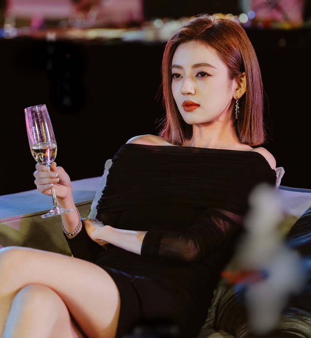 Phim ngôn tình ngược tâm gây sốt MXH: Nam chính là tổng tài càng điên càng đẹp, nữ chính sang chảnh tràn màn hình- Ảnh 6.