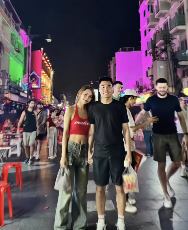 Bắt gặp MC Huyền Trang Mù Tạt hẹn hò với cầu thủ nổi tiếng, vóc dáng nàng WAG bị dìm không thương tiếc- Ảnh 2.