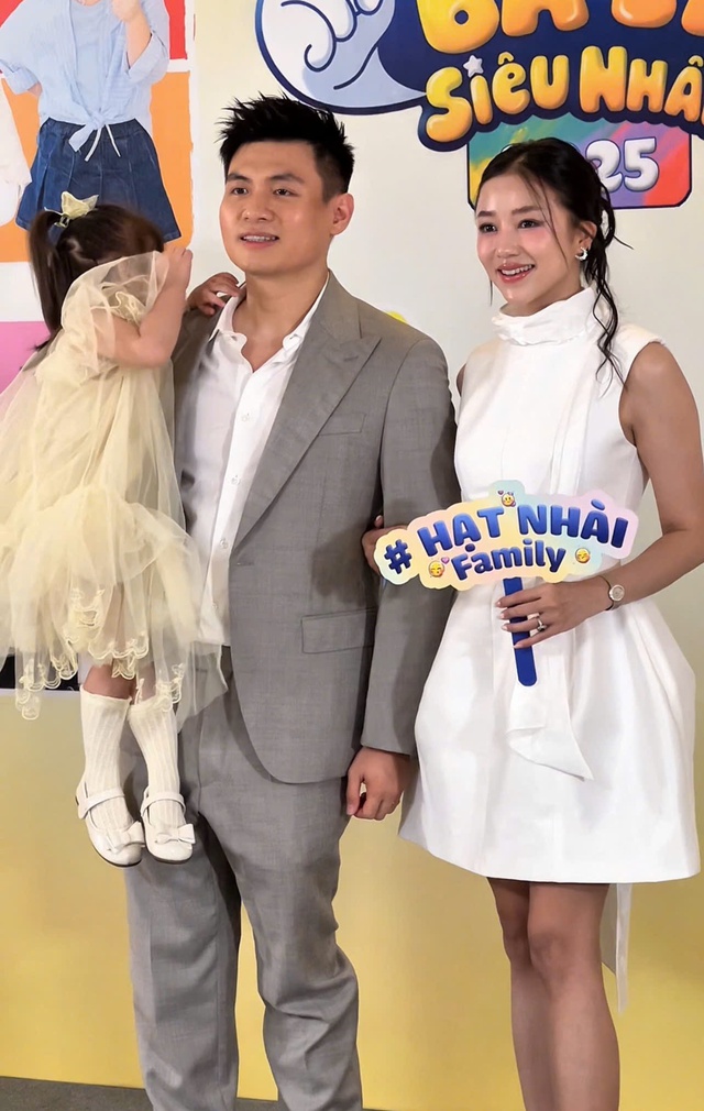 Gia đình Salim lần đầu lộ diện sau đám cưới cực hot, một nhân vật dỗi, không thèm trả lời phỏng vấn thảm đỏ- Ảnh 1. Gia đình Salim lần đầu lộ diện sau đám cưới cực hot, một nhân vật dỗi, không thèm trả lời phỏng vấn thảm đỏ- Ảnh 1.