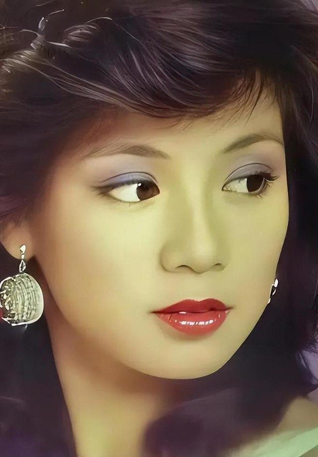 Sao nam khóc lớn trong tang lễ “Hoàng Dung đẹp nhất”, có 1 hành động lặp lại suốt 4 thập kỷ- Ảnh 5. Sao nam khóc lớn trong tang lễ “Hoàng Dung đẹp nhất”, có 1 hành động lặp lại suốt 4 thập kỷ- Ảnh 5.