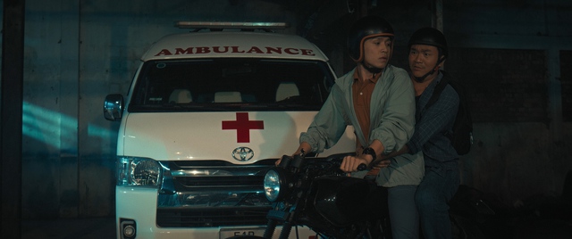 Âm Dương Lộ: Xem drama xe cứu thương chở diễn viên còn cuốn hơn bộ phim này!- Ảnh 2. Âm Dương Lộ: Xem drama xe cứu thương chở diễn viên còn cuốn hơn bộ phim này!- Ảnh 2.