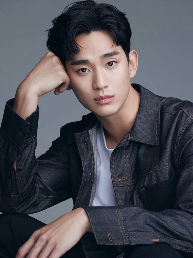 Clip Kim Soo Hyun khóc nức nở giữa nơi đông người gây xôn xao- Ảnh 2. Clip Kim Soo Hyun khóc nức nở giữa nơi đông người gây xôn xao- Ảnh 2.
