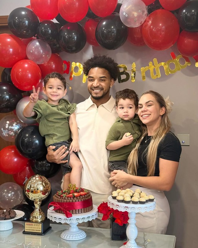 Lộ nhan sắc thật không make-up của vợ Xuân Son, một khoảnh khắc hé lộ tình cảm vợ chồng của chàng cầu thủ- Ảnh 2. Lộ nhan sắc thật không make-up của vợ Xuân Son, một khoảnh khắc hé lộ tình cảm vợ chồng của chàng cầu thủ- Ảnh 2.