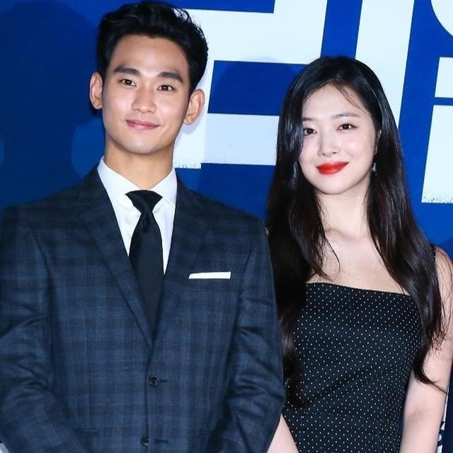 Clip Kim Soo Hyun khóc nức nở giữa nơi đông người gây xôn xao- Ảnh 4. Clip Kim Soo Hyun khóc nức nở giữa nơi đông người gây xôn xao- Ảnh 4.