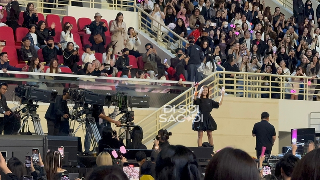 Loạt clip "bóc trần" khả năng hát live của thành viên đẹp nhất BLACKPINK tại Việt Nam- Ảnh 5.