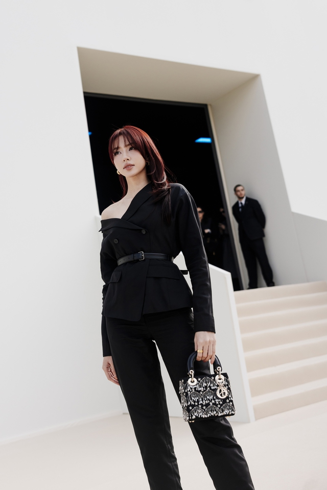 Trọn bộ ảnh nét căng Thuỳ Tiên bừng sáng tại sự kiện có Jisoo - Mingyu, nhan sắc và thần thái "tuyệt đối điện ảnh"- Ảnh 2. Trọn bộ ảnh nét căng Thuỳ Tiên bừng sáng tại sự kiện có Jisoo - Mingyu, nhan sắc và thần thái "tuyệt đối điện ảnh"- Ảnh 2.