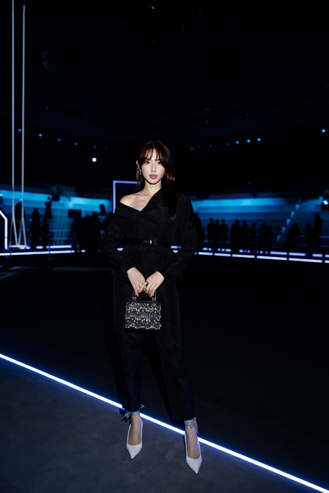 Trọn bộ ảnh nét căng Thuỳ Tiên bừng sáng tại sự kiện có Jisoo - Mingyu, nhan sắc và thần thái "tuyệt đối điện ảnh"- Ảnh 7. Trọn bộ ảnh nét căng Thuỳ Tiên bừng sáng tại sự kiện có Jisoo - Mingyu, nhan sắc và thần thái "tuyệt đối điện ảnh"- Ảnh 7.