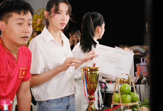 Hoa hậu Thuỳ Tiên bị khắp nơi cà khịa, truy lùng chỉ vì... viên kẹo rau- Ảnh 6.