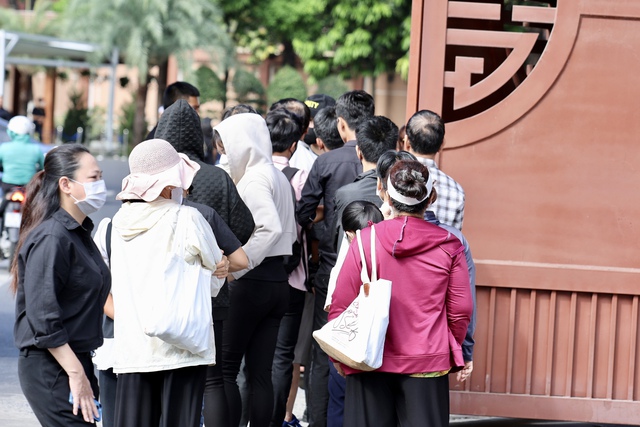 Lễ tang nghệ sĩ Quý Bình: Xót xa cảnh mẹ nam diễn viên buồn bã, cúi chào từng khách đến viếng- Ảnh 3. Lễ tang nghệ sĩ Quý Bình: Xót xa cảnh mẹ nam diễn viên buồn bã, cúi chào từng khách đến viếng- Ảnh 3.