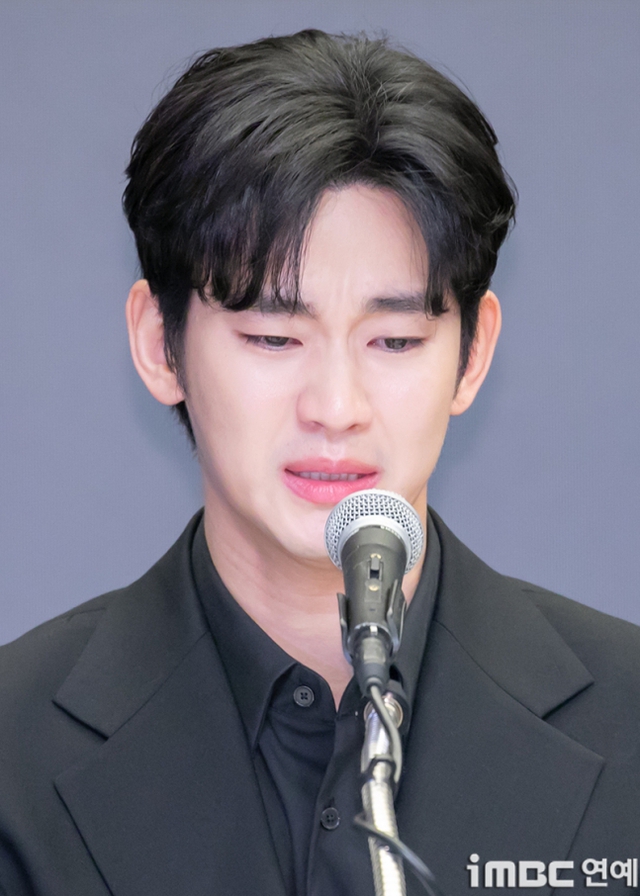 Buổi họp báo vi phạm "tính người" của Kim Soo Hyun- Ảnh 2.