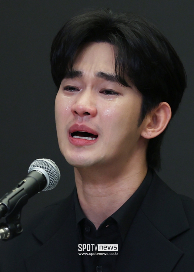 Buổi họp báo vi phạm "tính người" của Kim Soo Hyun- Ảnh 6.